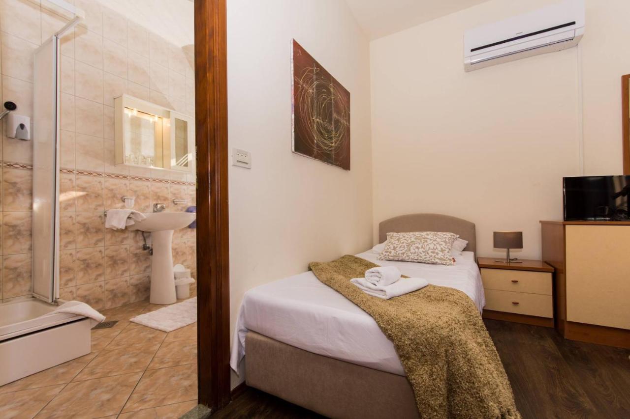 トロギール Vila Liza Bed & Breakfast エクステリア 写真