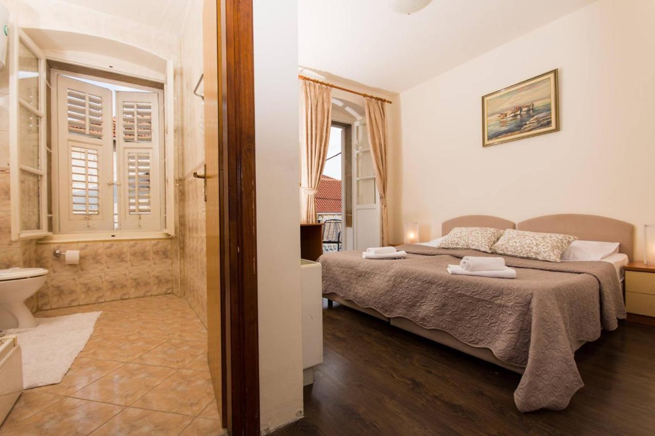 トロギール Vila Liza Bed & Breakfast エクステリア 写真