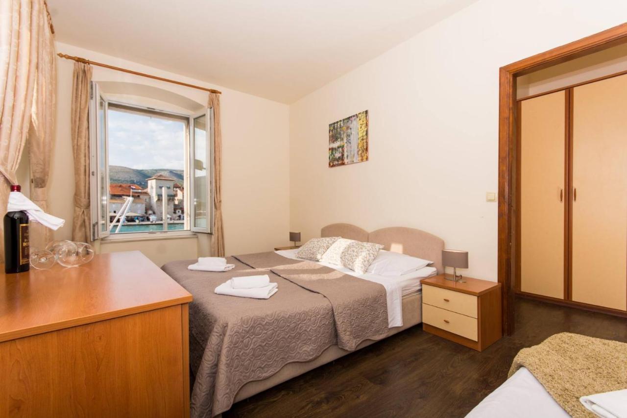 トロギール Vila Liza Bed & Breakfast エクステリア 写真