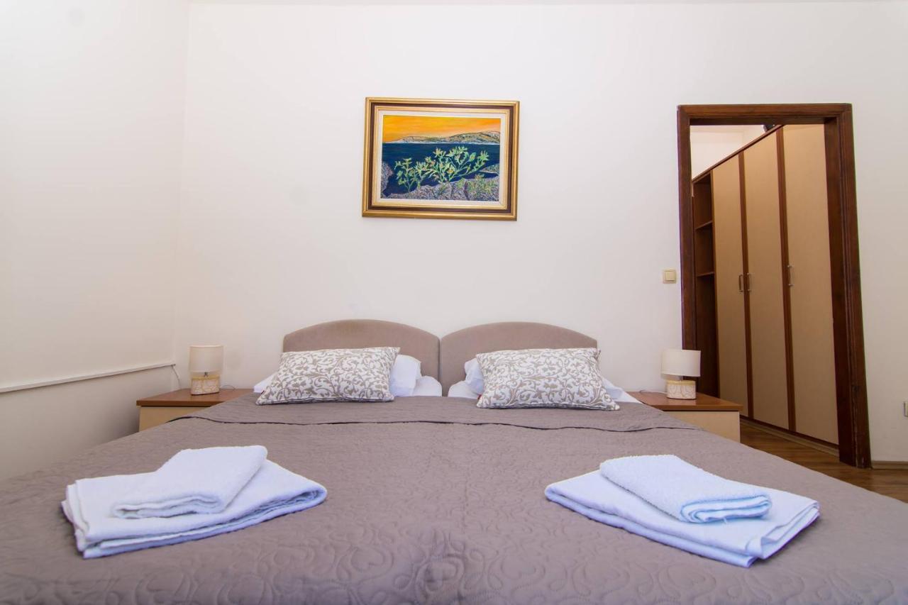 トロギール Vila Liza Bed & Breakfast エクステリア 写真
