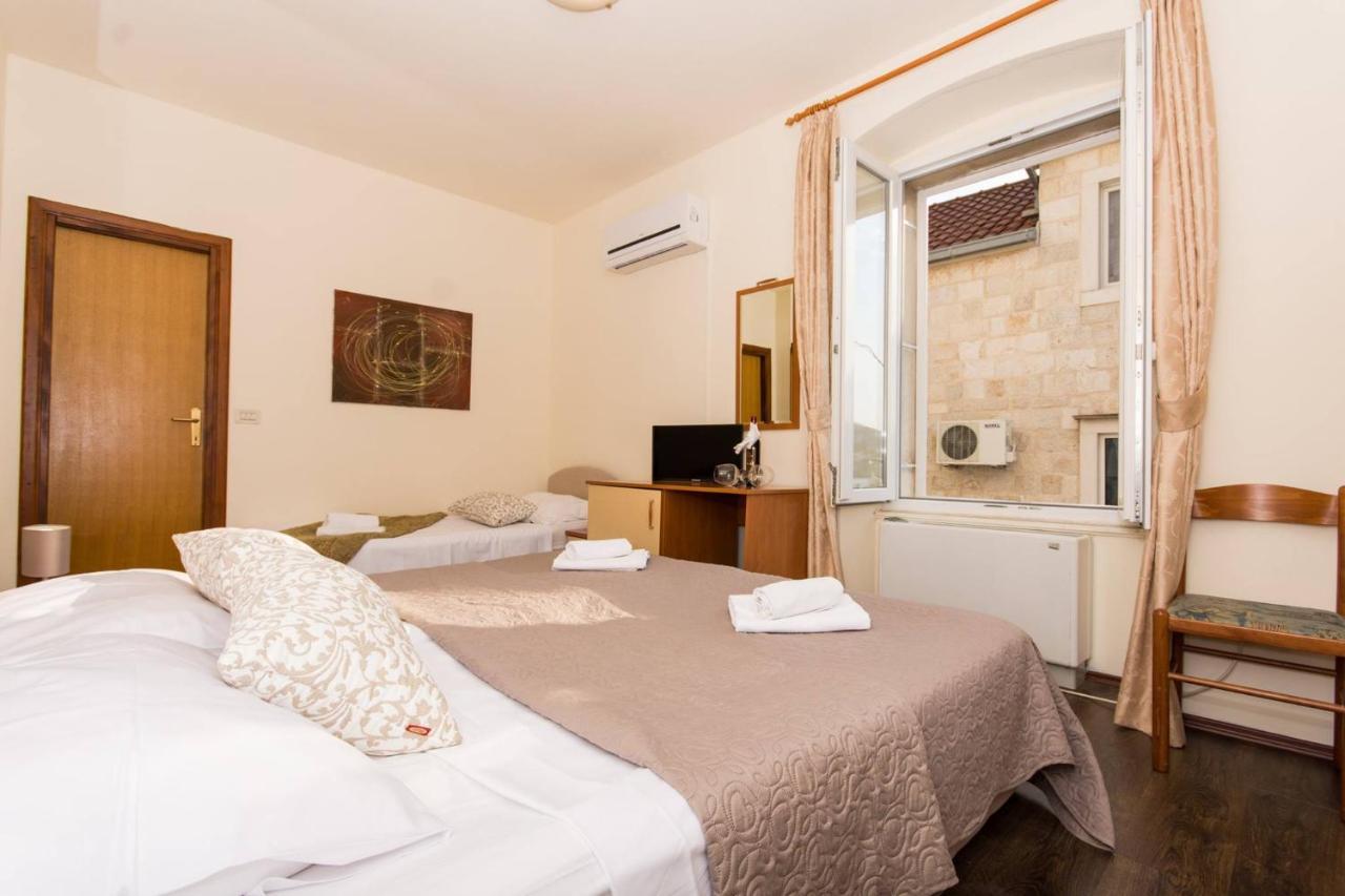 トロギール Vila Liza Bed & Breakfast エクステリア 写真