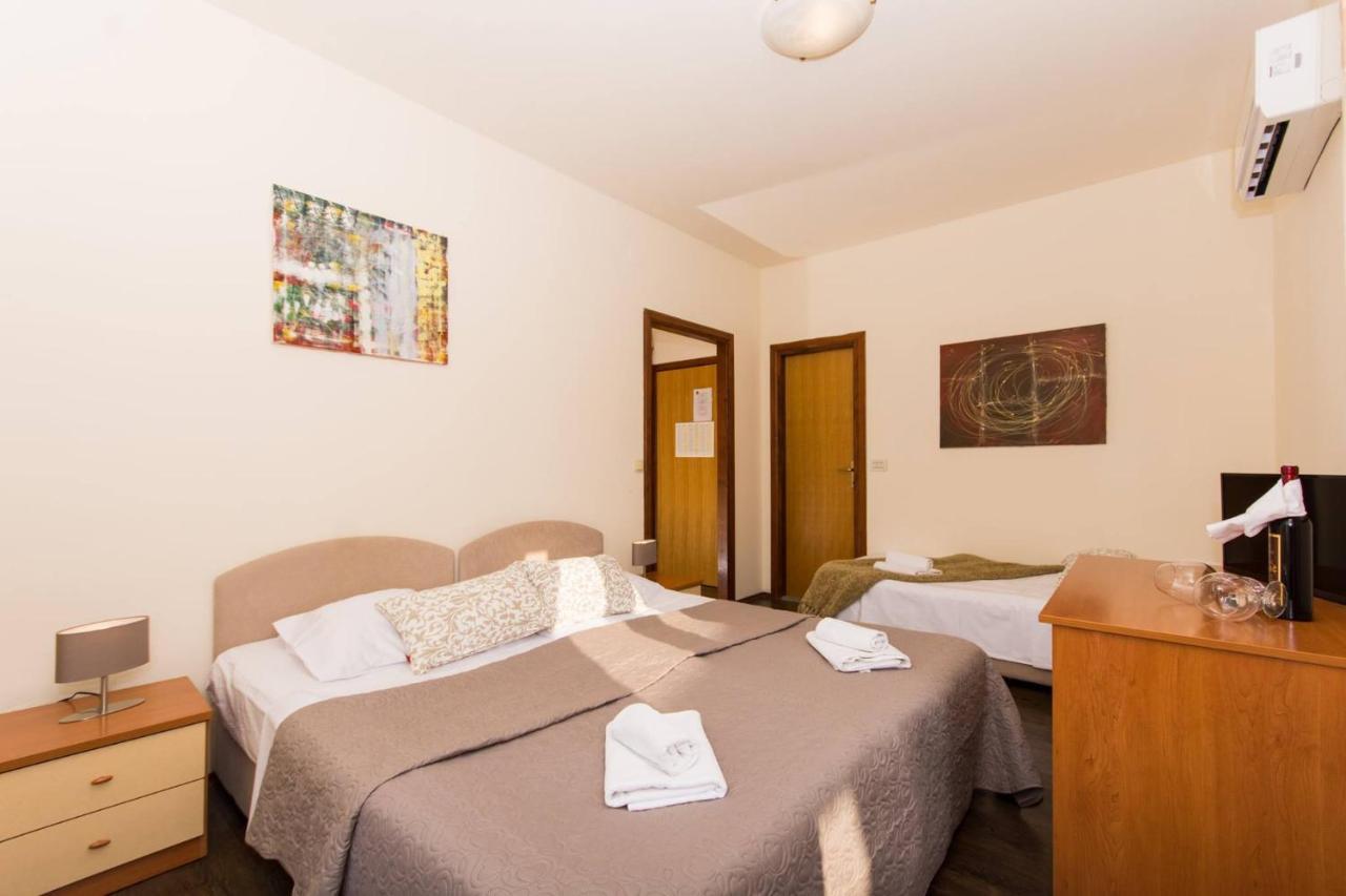 トロギール Vila Liza Bed & Breakfast エクステリア 写真