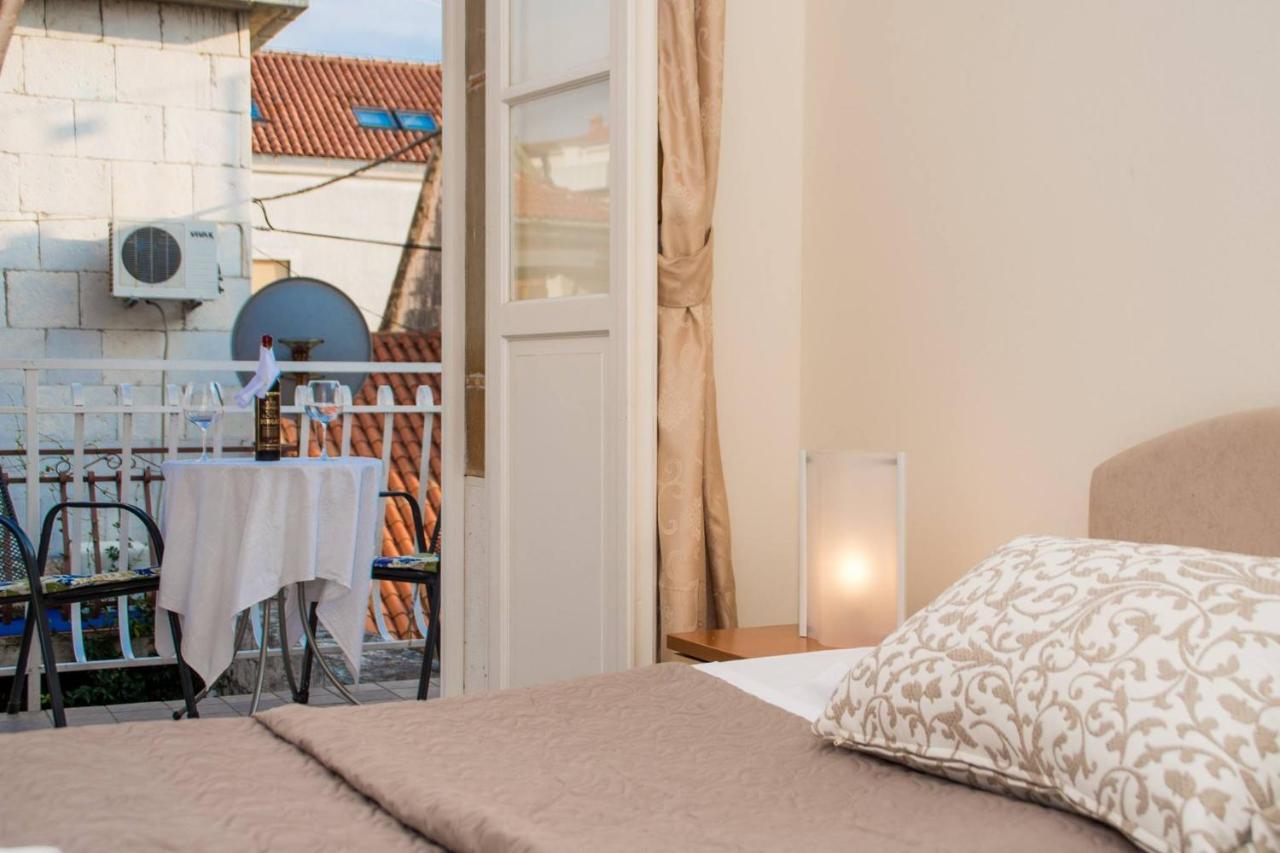 トロギール Vila Liza Bed & Breakfast エクステリア 写真