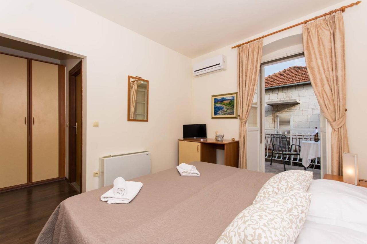 トロギール Vila Liza Bed & Breakfast エクステリア 写真