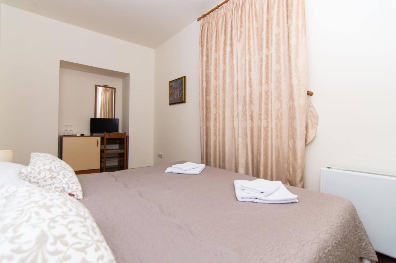 トロギール Vila Liza Bed & Breakfast エクステリア 写真