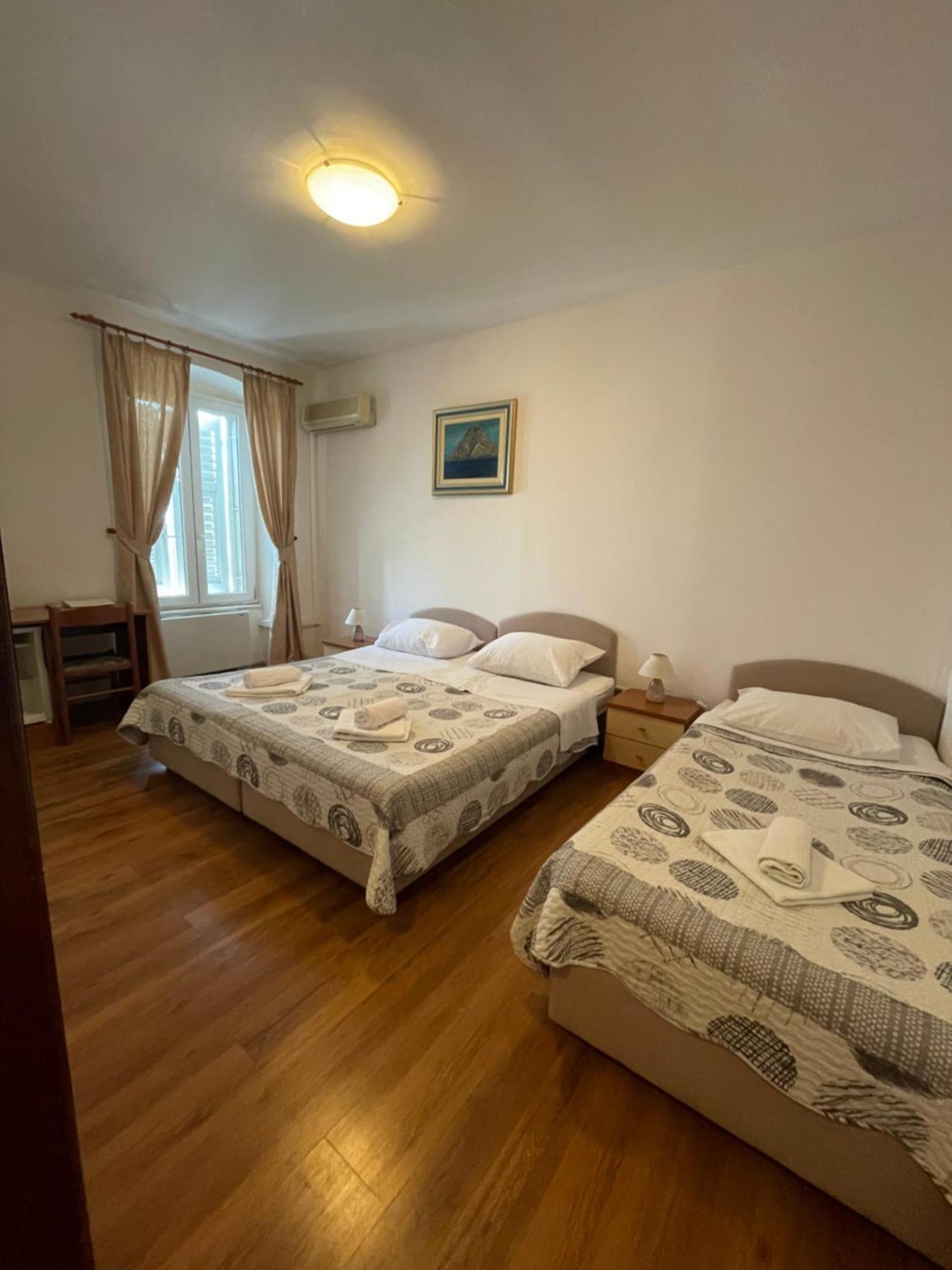 トロギール Vila Liza Bed & Breakfast エクステリア 写真